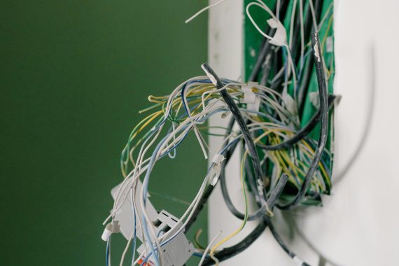 Technicien effectuant une mise en conformité électrique à Bruxelles